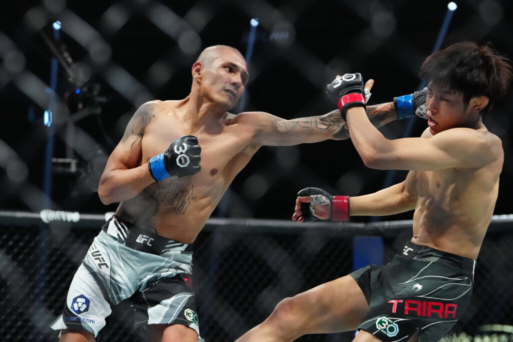 MMA: UFC 290 - Taira vs Chairez Jul 8, 2023; Las Vegas, Nevada, USA; Tatsuro Taira (red gloves) fights Edgar Chairez (blue gloves) during UFC 290 at T-Mobile Arena. Las Vegas T-Mobile Arena Nevada USA, EDITORIAL USE ONLY PUBLICATIONxINxGERxSUIxAUTxONLY Copyright: xStephenxR.xSylvaniex 20230708_szo_cs1_0149