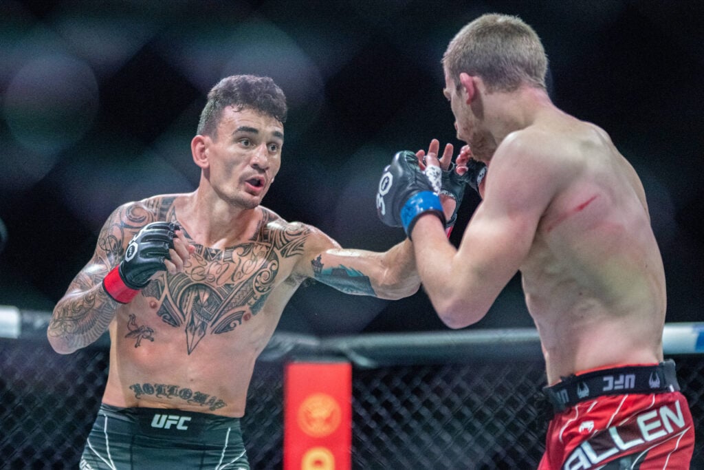 April 15, 2023, Kansas City, MO, Missouri, USA: KANSAS Kansas City, MO, MISSOURI - APRIL 15: (L-R) Max Holloway and Arnold Allen fight in a featherweight bout during UFC Fight Night Kansas City - Holloway vs Allen at T-Mobile Center on April 15th, 2023 in Kansas City, Missouri, United States. Kansas City, MO USA - ZUMAp175 20230415_zsa_p175_161 