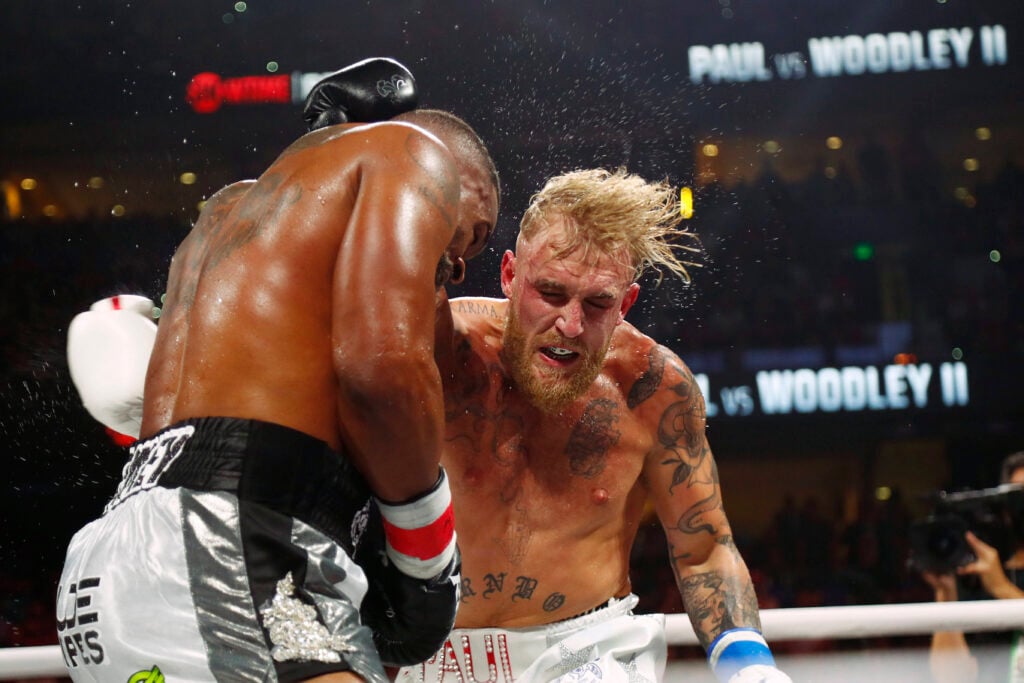 Boxing: Paul vs Woodley II, Dec 18, 2021; Tampa, FL, USA; Jake Paul and Tyron Woodley head butt as they fight at Amalie Arena. Mandatory Credit: Kim Klement-USA TODAY Sports, 19.12.2021 00:13:45, 17383463, NPStrans, Boxing, Amalie Arena, Tyron Woodley, Jake Paul, TopPic PUBLICATIONxINxGERxSUIxAUTxONLY 17383463