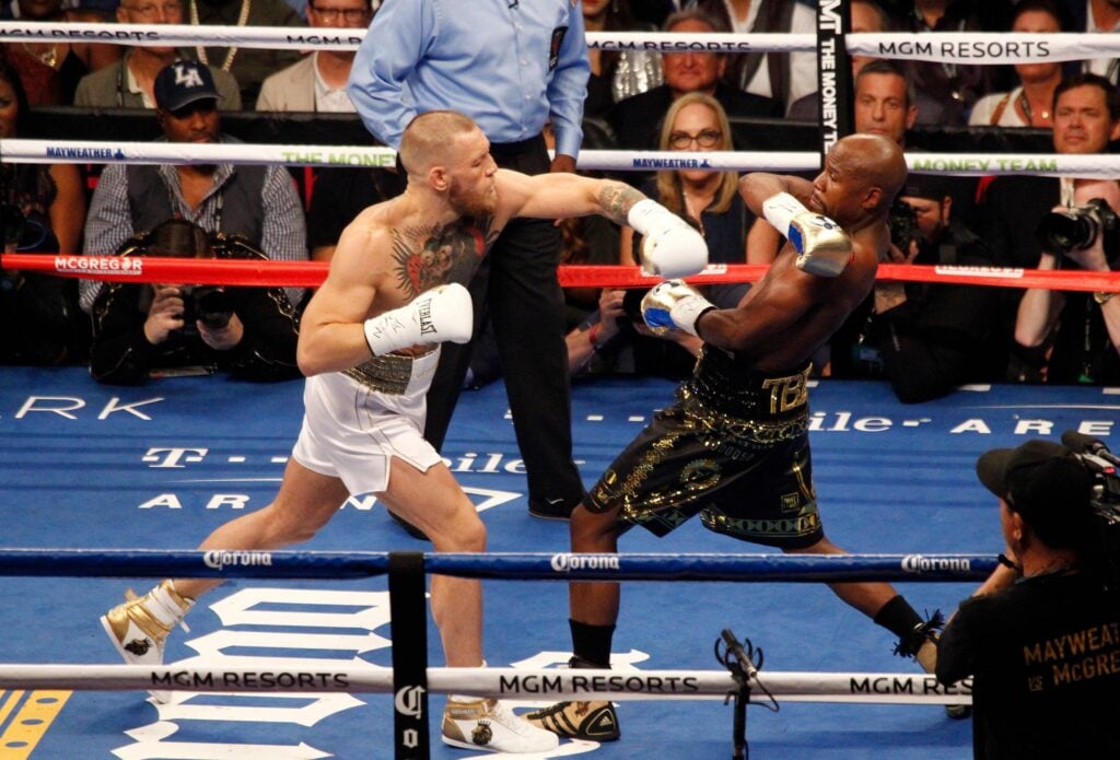 Floyd Mayweather Jr. (L) defends against a punch by Conor McGregor during their super-welterweight bout at T-Mobile Arena in Las Vegas, Nevada on August 26, 2017. Mayweather won by TKO in the 10th round. PUBLICATIONxINxGERxSUIxAUTxHUNxONLY LAV2017082622 JAMESxATOA