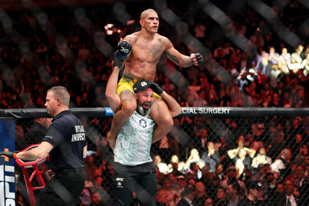 MMA: UFC 295 - Prochazka vs Pereira Nov 11, 2023; New York, NY, USA; Alex Pereira (blue gloves) celebrates after beating Jiri Prochazka (red gloves) during UFC 295 at Madison Square Garden. New York Madison Square Garden NY USA, EDITORIAL USE ONLY PUBLICATIONxINxGERxSUIxAUTxONLY 20231112_pjc_cc1_115