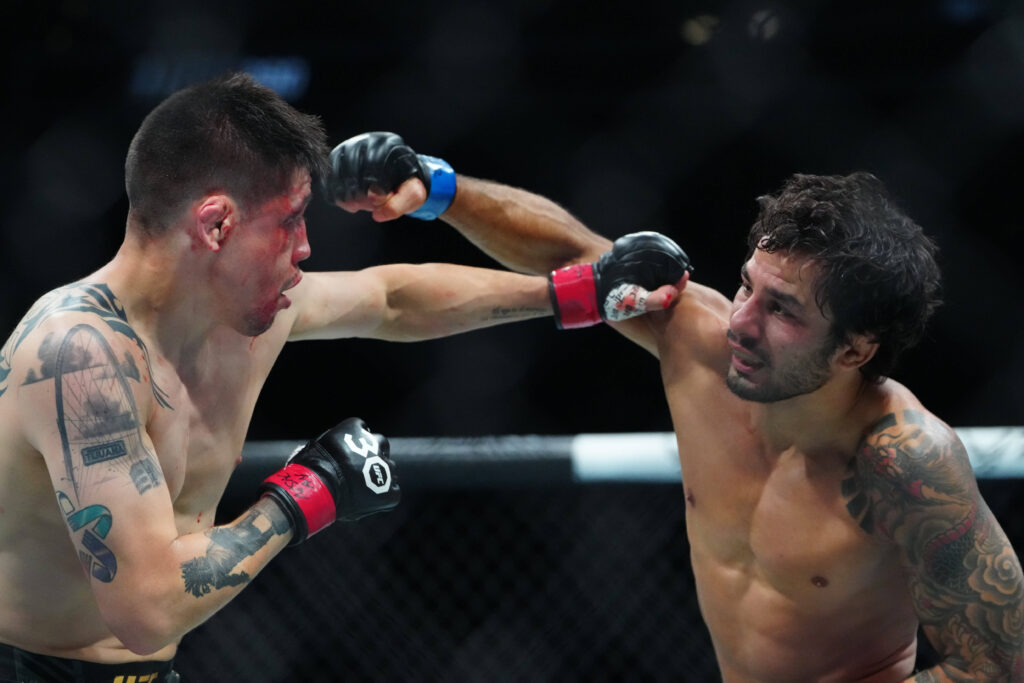MMA: UFC 290 - Moreno vs Pantoja Jul 8, 2023; Las Vegas, Nevada, USA; Brandon Moreno (red gloves) fights Alexandre Pantoja (blue gloves) during UFC 290 at T-Mobile Arena. Las Vegas T-Mobile Arena Nevada USA, EDITORIAL USE ONLY PUBLICATIONxINxGERxSUIxAUTxONLY 20230708_szo_cs1_0260