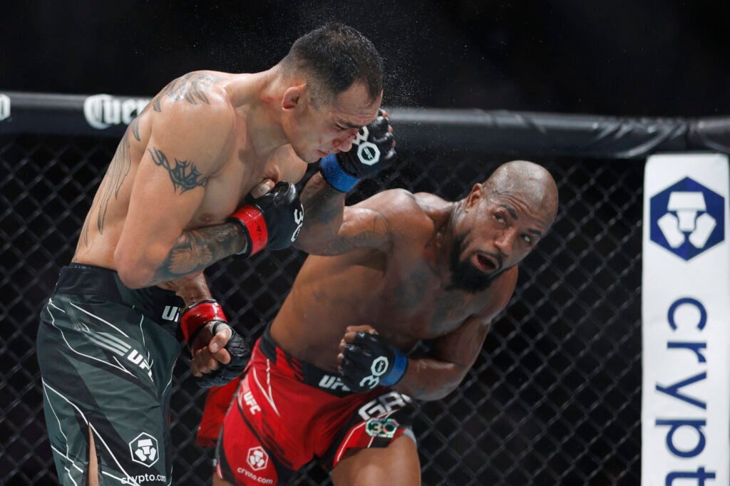 MMA: UFC 291 - Ferguson vs Green Jul 29, 2023; Salt Lake City, Utah, USA; Tony Ferguson (red gloves) fights Bobby Green (blue gloves) during UFC 291 at Delta Center. Salt Lake City Delta Center Utah USA, EDITORIAL USE ONLY PUBLICATIONxINxGERxSUIxAUTxONLY 20230729_szo_si8_0265