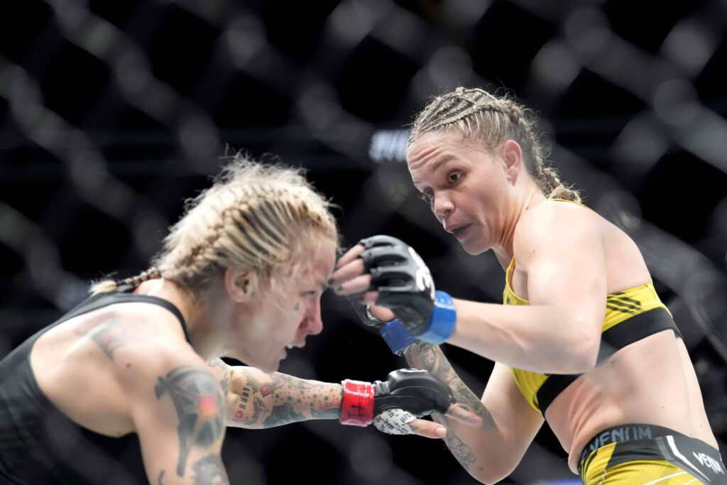 MMA: UFC Fight Night - Charlotte - Clark vs Lisboa May 13, 2023; Charlotte, North Carolina, USA; Jessica-Rose Clark (red gloves) fights Tainara Lisboa (blue gloves) in a womens bantamweight bout during UFC Fight Night at Spectrum Center. Charlotte Spectrum Center North Carolina USA, EDITORIAL USE ONLY PUBLICATIONxINxGERxSUIxAUTxONLY 20230513_gma_db2_0028