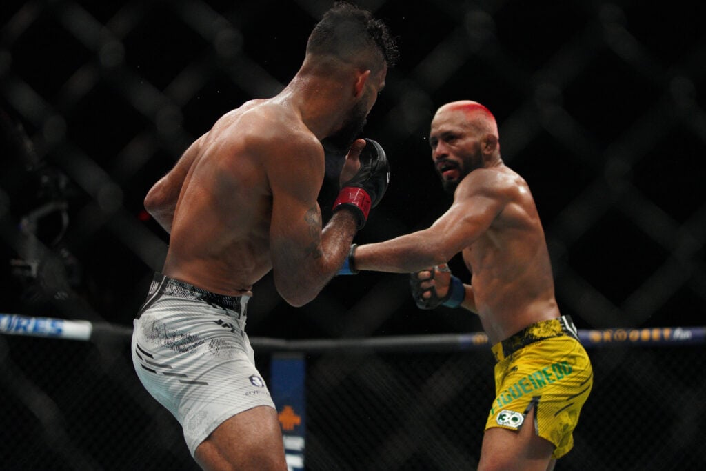 MMA: UFC Fight Night - Austin - Front vs Figueirdo Dec 2, 2023; Austin, Texas, USA; Rob Front (red gloves) fights Deiveson Figueiredo (blue gloves) during UFC Fight Night at Moody Center. Austin Moody Center Texas USA, EDITORIAL USE ONLY PUBLICATIONxINxGERxSUIxAUTxONLY 20231202_szo_om2_0321
