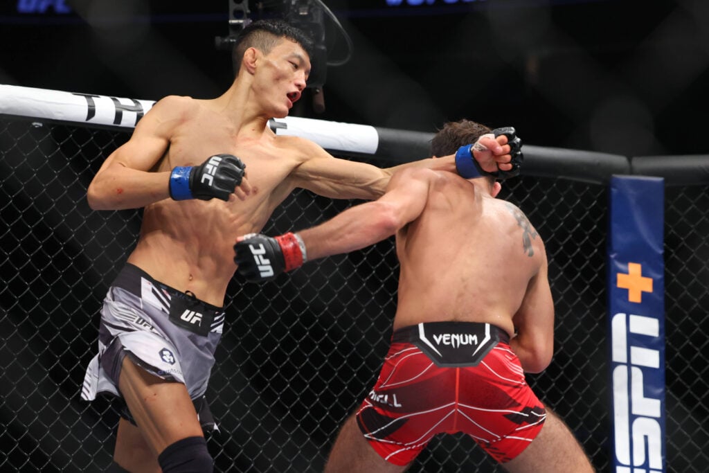 MMA: UFC Fight Night-Long Island - Schnell vs Sumudaerji, Jul 16, 2022; Elmont, New York, USA; Matt Schnell (red gloves) fights Sumudaerji (blue gloves) during UFC Fight Night at UBS Arena. Mandatory Credit: Ed Mulholland-USA TODAY Sports, 16.07.2022 15:35:37, 18704766, UFC Fight Night, NPStrans, MMA, TopPic PUBLICATIONxINxGERxSUIxAUTxONLY 18704766