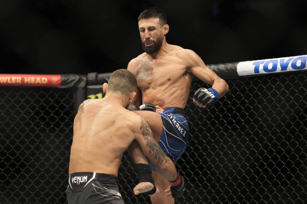 NEW YORK CITY, NY - NOVEMBER 12: (R-L) Chris Gutierrez knocks out Frankie Edgar with fly knee in their Bantamweight fight during the UFC 281 event at Madison Square Garden on November 12, 2022 in New York City, New York, United States. (Photo by Louis Grasse PxImages) (Louis Grasse SPP) PUBLICATIONxNOTxINxBRAxMEX xSPPx spp-en-LoGr-lrg2211121081501_UFC281_MAIN