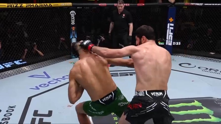 Magomed Ankalaev takes advantage of Johnny Walker's bad positioning at UFC Vegas 84.