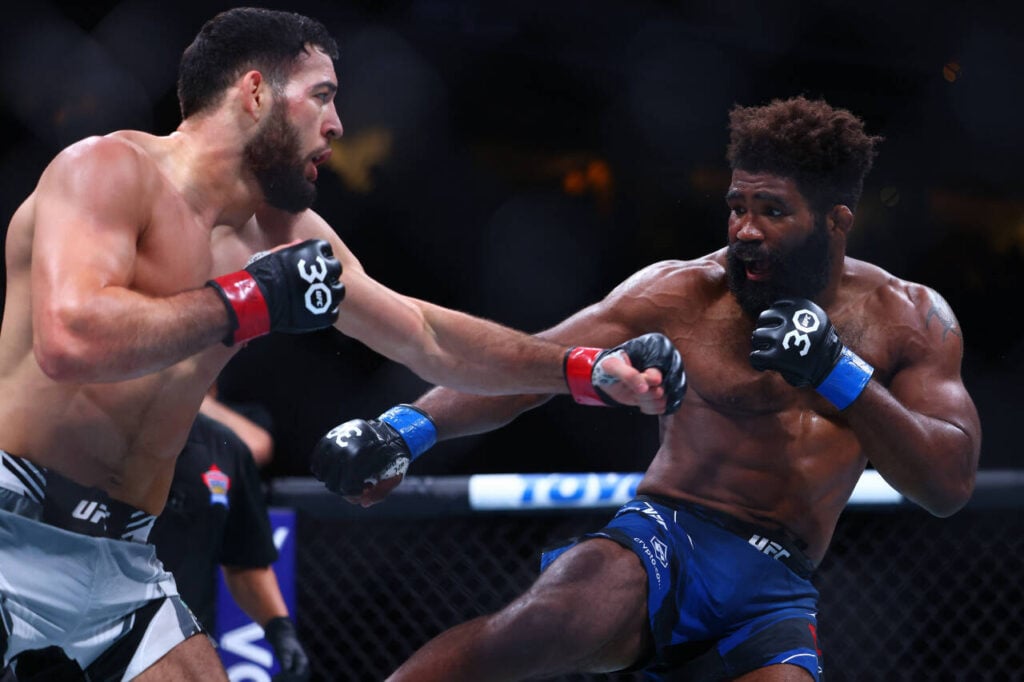 MMA: UFC 289-Imavov vs Curtis Jun 10, 2023; Vancouver, BC, Canada; Nassourdine Imavov moves in with a hit as Chris Curtis defends during UFC 289 at Rogers Arena. Vancouver Rogers Arena BC Canada, EDITORIAL USE ONLY PUBLICATIONxINxGERxSUIxAUTxONLY 20230610_gav_bb9_049