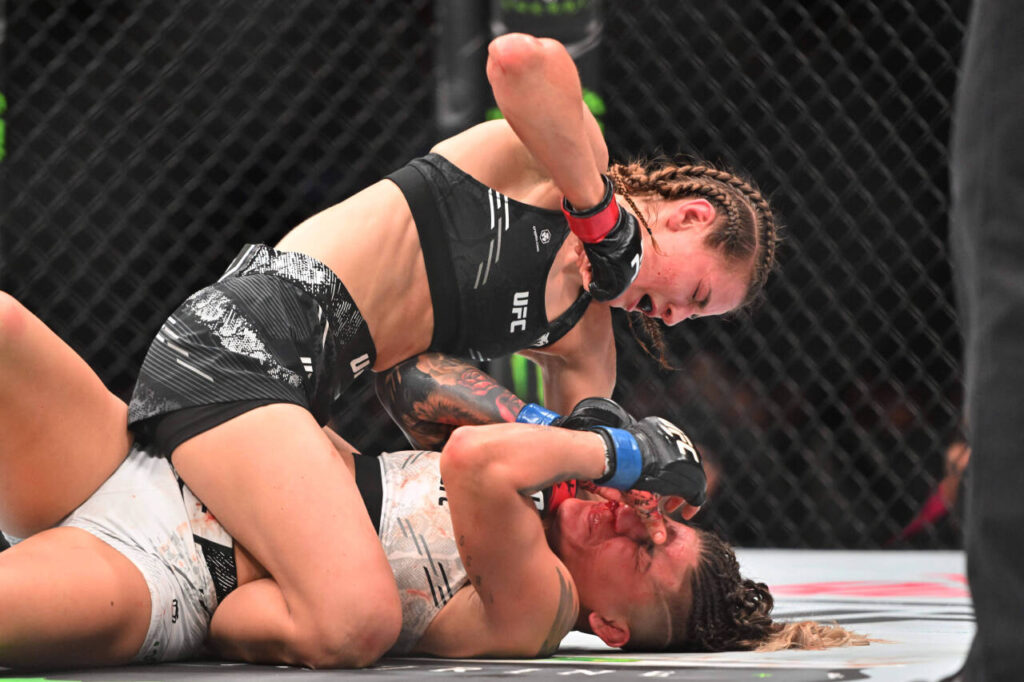 MMA: UFC 297 - Jasudavicius vs Cachoeira Jan 20, 2024; Toronto, Canada, USA; Jasmine Jasudavicius (red glove) fights Pricila Cachoeira (blue gloves) during UFC 297 at ScotiaBank Arena. Toronto ScotiaBank Arena Canada USA, EDITORIAL USE ONLY PUBLICATIONxINxGERxSUIxAUTxONLY 20240120_szo_bh7_0006