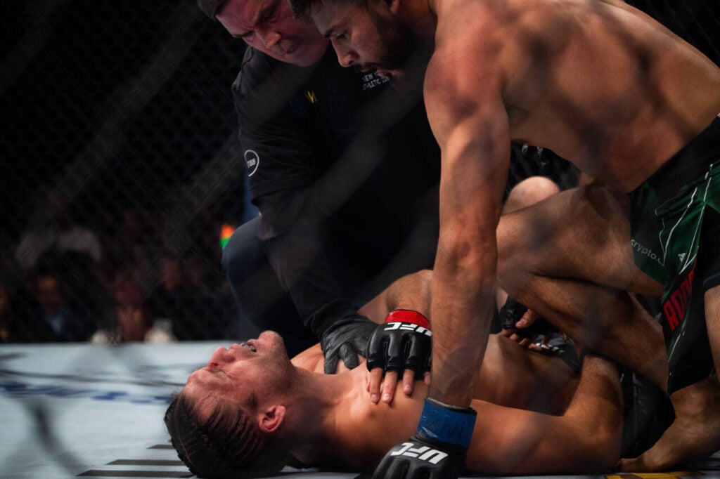 July 16, 2022, Elmont, NY, US: Yair Rodriguez picks up win after Brian Ortega suffers shoulder injury during their match. Elmont US - ZUMAp172 20220716_zsp_p172_006