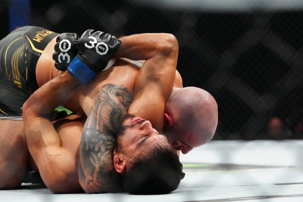 MMA: UFC 290 - Volkanovski vs Rodriguez Jul 8, 2023; Las Vegas, Nevada, USA; Alexander Volkanovski (red gloves) fights Yair Rodriguez (blue gloves) during UFC 290 at T-Mobile Arena. Las Vegas T-Mobile Arena Nevada USA, EDITORIAL USE ONLY PUBLICATIONxINxGERxSUIxAUTxONLY 20230708_szo_cs1_0315
