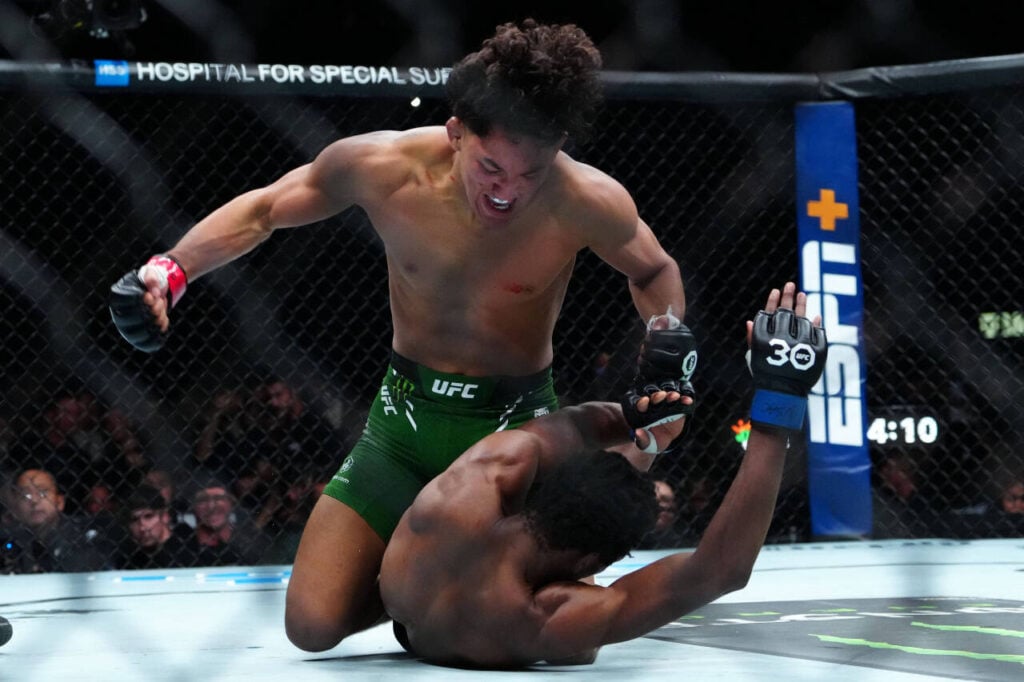 MMA: UFC Fight Night - Las Vegas- Rosas Jr. vs Mitchell Sep 16, 2023; Las Vegas, Nevada, USA; Raul Rosas Jr. (red gloves) fights Terrence Mitchell (blue gloves) during UFC Fight Night at T-Mobile Arena. Las Vegas T-Mobile Arena Nevada USA, EDITORIAL USE ONLY PUBLICATIONxINxGERxSUIxAUTxONLY 20230916_mcd_cs1_196